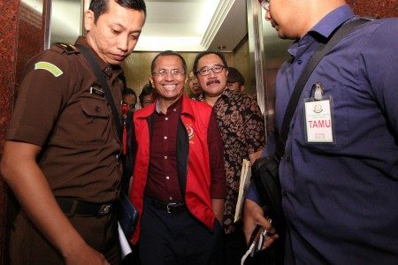 Mantan Menteri BUMN Dahlan Iskan (kedua kiri) keluar dari elevator selepas menjalani pemeriksaan di Kejaksaan Tinggi Jawa Timur, Surabaya, Jawa Timur, Senin (31/10). Foto oleh Didik Suhartono/ANTARA 