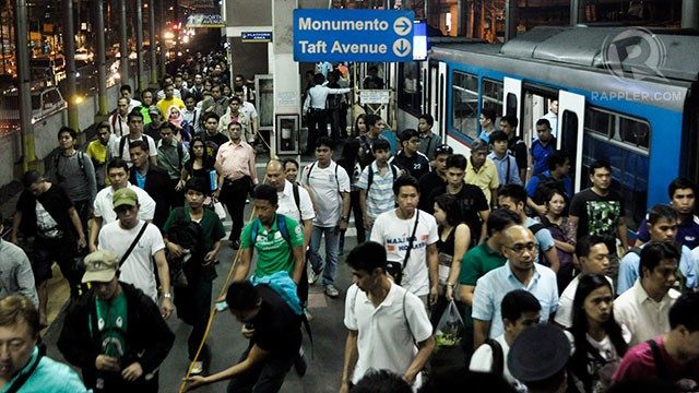 COMMUTERS' ORDEAL. During rush hour, MRT3 passengers endure long lines and jampacked trains. Rappler file photo   