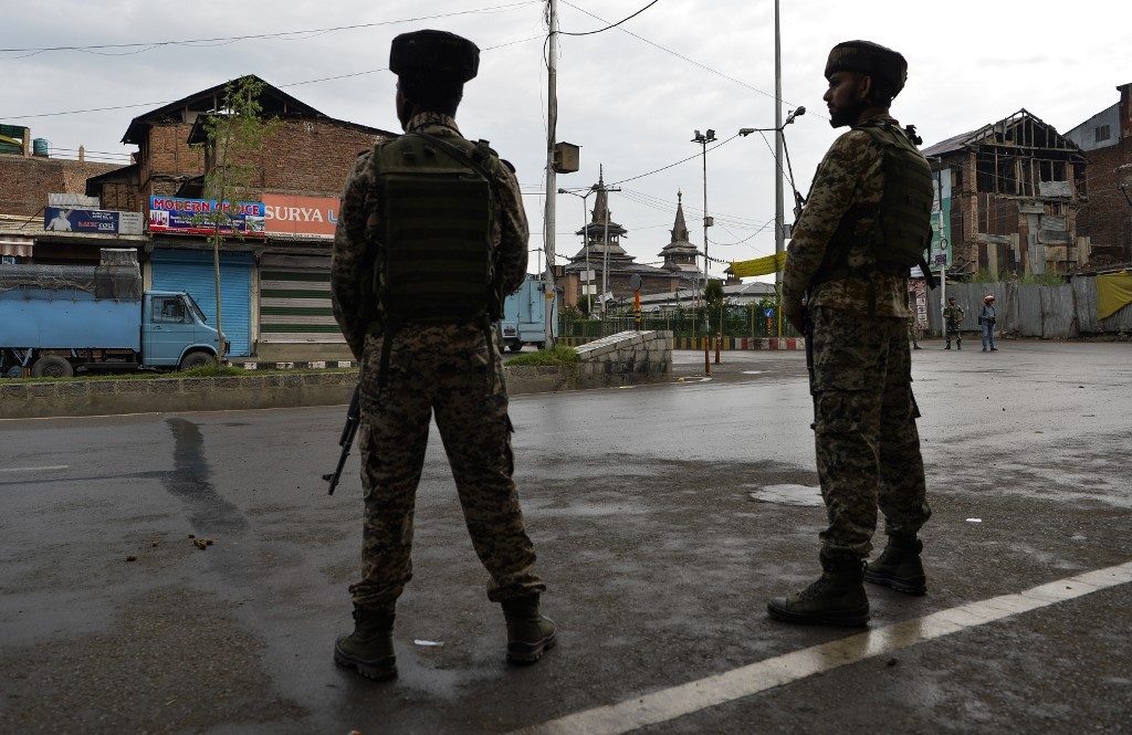 Call waiting: Kashmiris queue for two-minute phone access