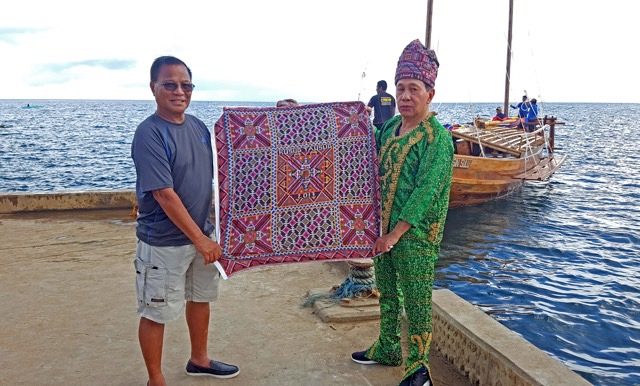 PEACE JOURNEY. Expedition leader Art Valdez receives a peace textile from former Sulu governor Sakur Tan. Photo by Fung Yu 
