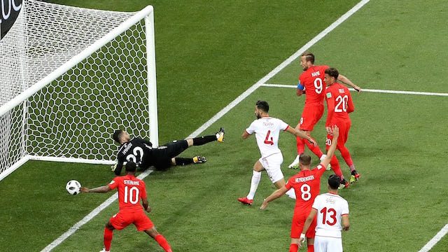 GOL PERDANA. Harry Kane (Inggris) melesatkan tendangan yang  berbuah gol menembus gawang Tunisia. Foto dari FIFA.com 