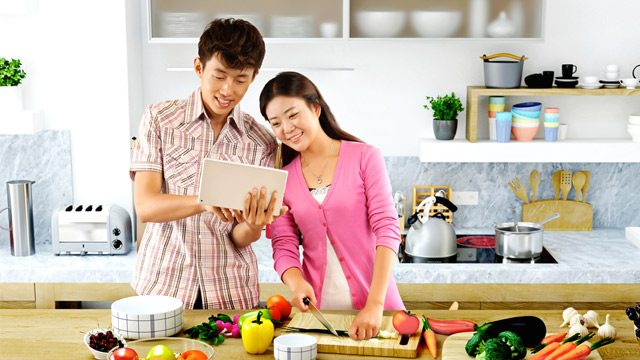 Bagi pasangan yang hobi makan dan bisa masak, hari Valentine saatnya mengadu kemampuan masak kalian berdua. Foto oleh Shutterstock 