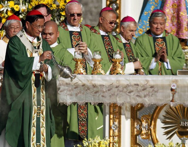 ‘Boring’ Mass? Adapt it to Filipino culture, priests say