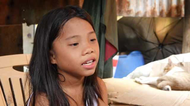 YOUNG WORKER. Nine-year old Junnellyn Adoptante scavenges for recyclable material before going home from school. Photo by Rappler