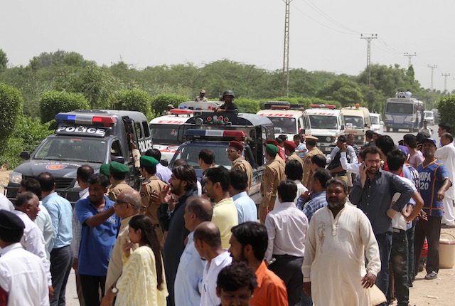Iring-iringan ambulans membawa jenazah dari korban penyerangan terhadap Komunitas Ismaili, Karachi, Pakistan, 14 Mei 2015. Foto oleh Rehan Khan/EPA 