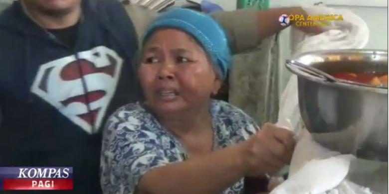 Ibu Saeni, pemilik warung makan yang dirazia Satpol PP Serang, Banten. Screen shot dari video Kompas TV 