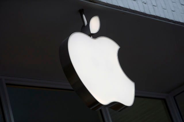 Apple profit jumps but shares slip