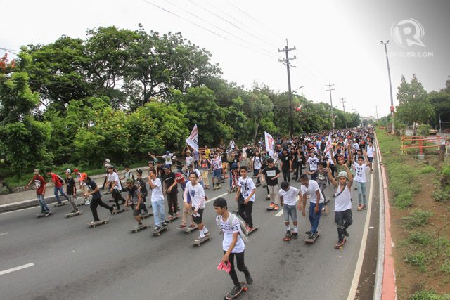 Skaters take over the road during the push parade. Photo by Mark Cristino/Rappler 