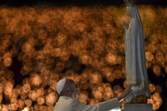 Pope greeted by thousands on Fatima pilgrimage