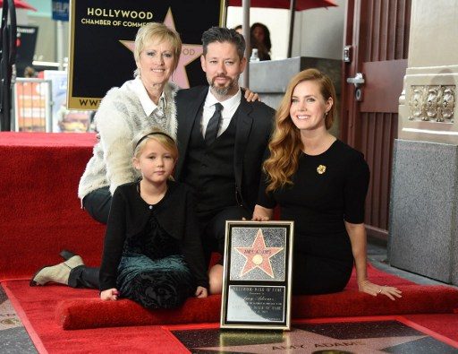 Amy Adams bersama keluarganya saat menerima bintang di Hollywood Walk of Fame. Foto oleh Robyn Beck/AFP. 
