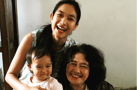 Happy Salma bersama putri dan ibunya. Foto dari akun instagram Happy Salma. 