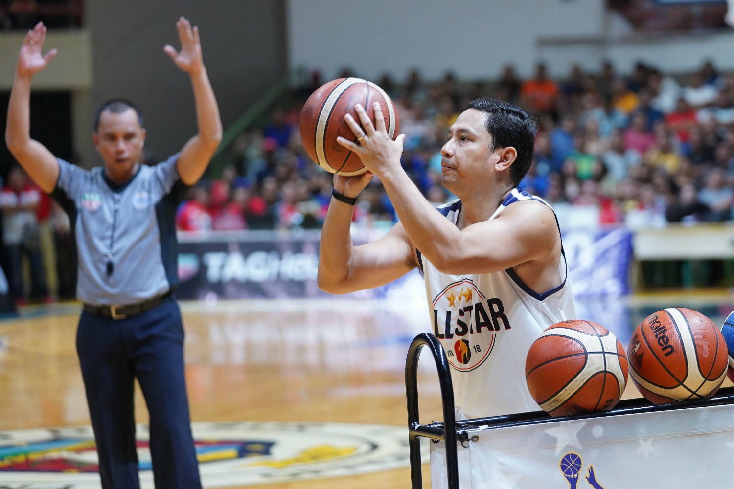 FROM DEEP. Presidential son-in-law Mans Carpio shows his shooting touch in the Legends Shootout. Photo by PBA Images 