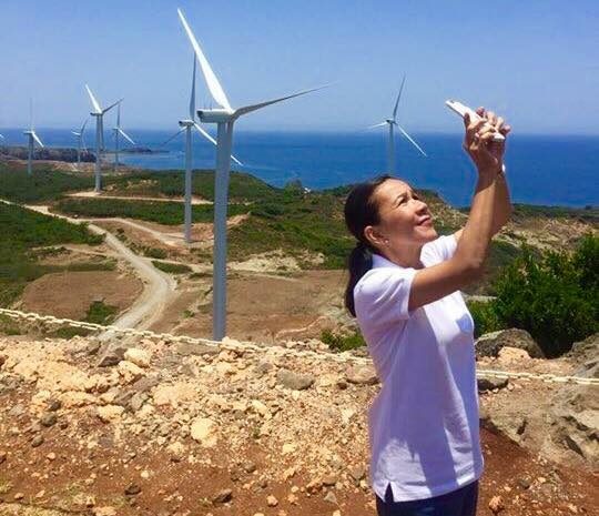 TOURIST. Poe takes a photo of the Bangui windmills in Ilocos Norte. Photo from Poe's official Facebook account 