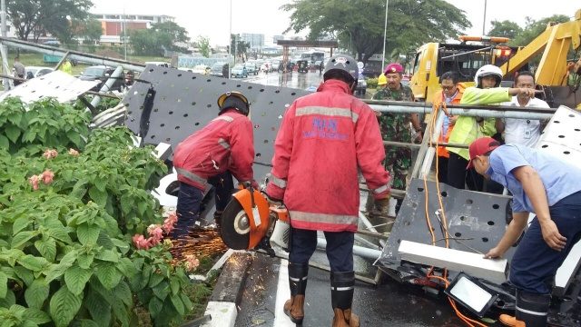Tak ada korban dalam insiden ambruknya papan reklame Terminal 2 Soekarno-Hatta