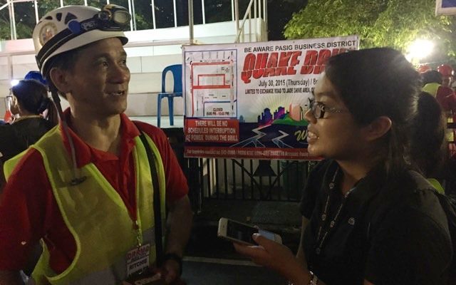 LEARNING BY DOING. The author interviewing Pasig City Disaster Manager Ritchie Van Angeles during the Pasig City Night Earthquake Drill. Photo by Zak Yuson/Rappler