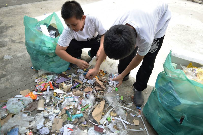 ZERO WASTE. Students from Sindalan Elementary School in the City of San Fernando, Pampanga ensures that wastes from classrooms have been segregated properly. Photo by Khate Nolasco 