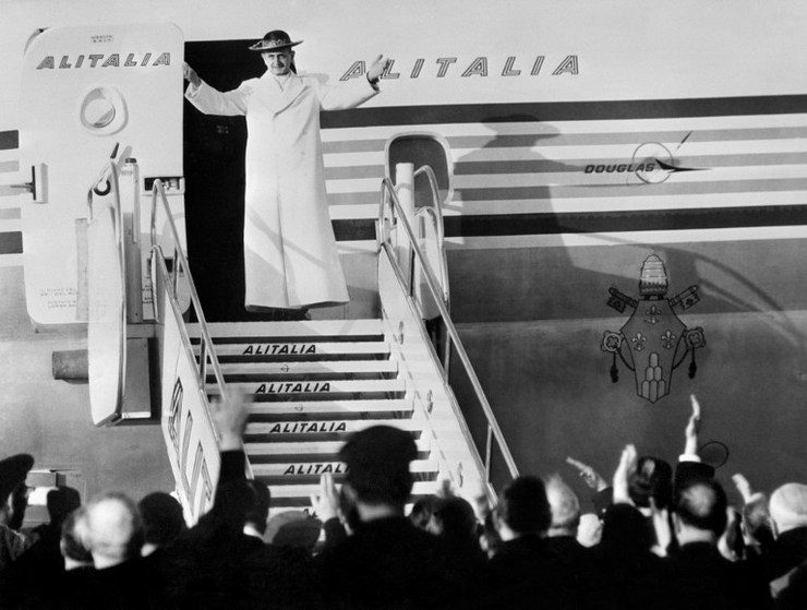 In this file picture Pope Paul VI salutes the crowd from the steps of his plane on January 4, 1964 in Rome, before his departure to Jordan, Israel and the Holy Land. AFP photo
