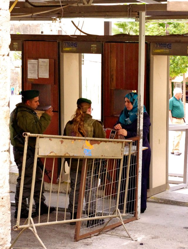 A checkpoint entrance to the Ibrahimi mosque.