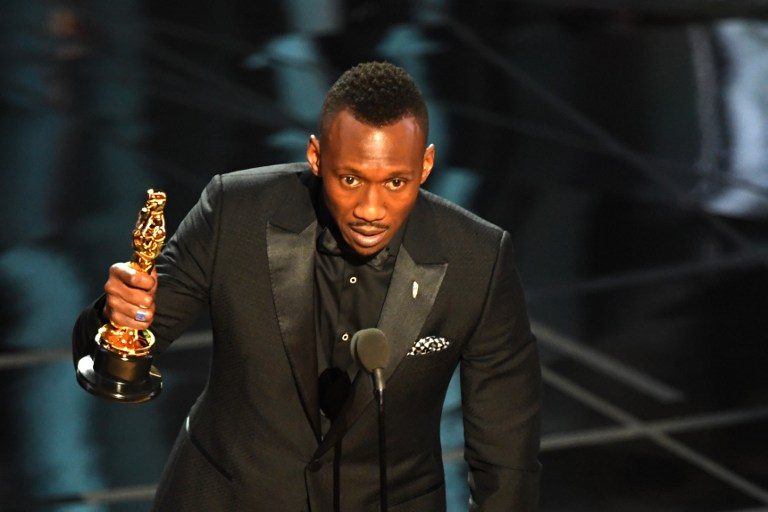 US Actor Mahershala Ali delivers a speech on stage after he won the award for Best Supporting Actor in "Moonlight" at the 89th Oscars on February 26, 2017 in Hollywood, California. / AFP PHOTO / Mark RALSTON 