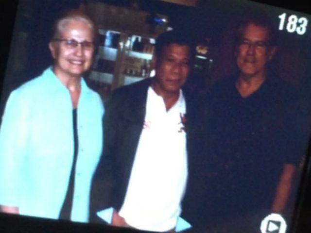 WISH GRANTED. Despite tight security, American nationals Stephen and Candace Piercy get their wish: a photo with President-elect Rodrigo Duterte in Davao City around 1 am on June 18, 2016. Screen shot by Paterno Esmaquel II/Rappler  