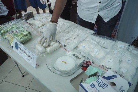ILUSTRASI. Anggota Badan Narkotika Nasional mengetes barang bukti narkotika jenis sabu-sabu sebelum dimusnahkan di Batam, Kepulauan Riau, Kamis (27/7). FOTO oleh M N Kanwa/ANTARA 