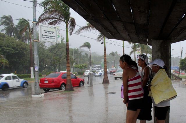 Hurricane Marie weakens off Mexico