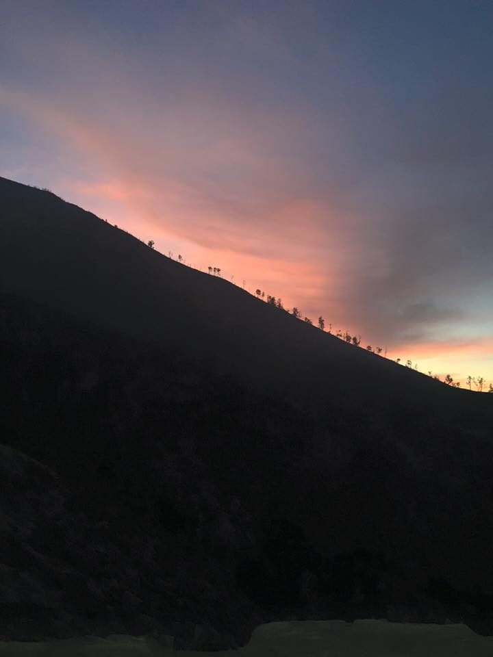 BEFORE SUNRISE. A few minutes before the sun rose over Ijen, the sky was a pinkish yellow color. Photo by Natashya Gutierrez 