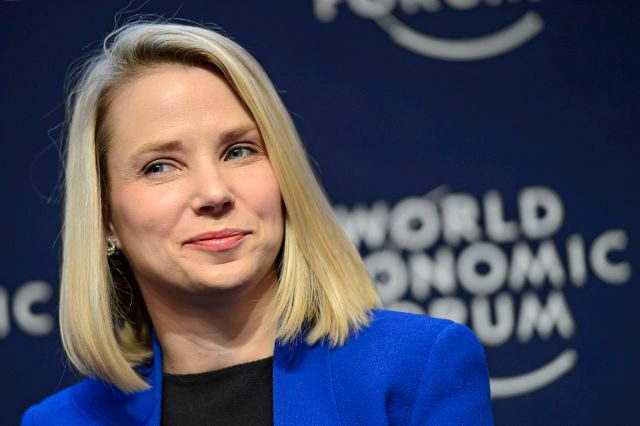 Yahoo logs loss as it courts potential buyers