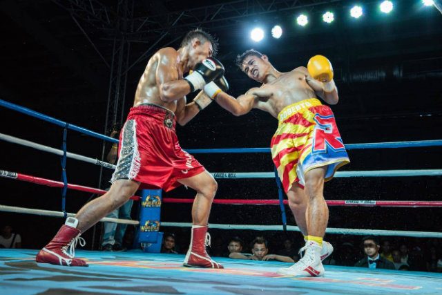 Roberto Gonzales (R) lands a crushing right uppercut on Arjan Canillas. Photo by Arvee Eco/Rappler 