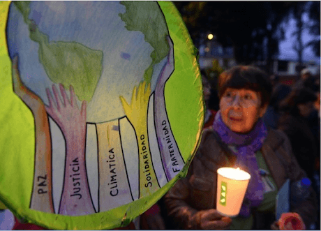 BERSATU UNTUK PERUBAHAN IKLIM. Sejumlah aktivis berkumpul di depan area COP 20 di Lima, Peru, Desember 2014. Foto oleh Cris Bouroncle/AFP 