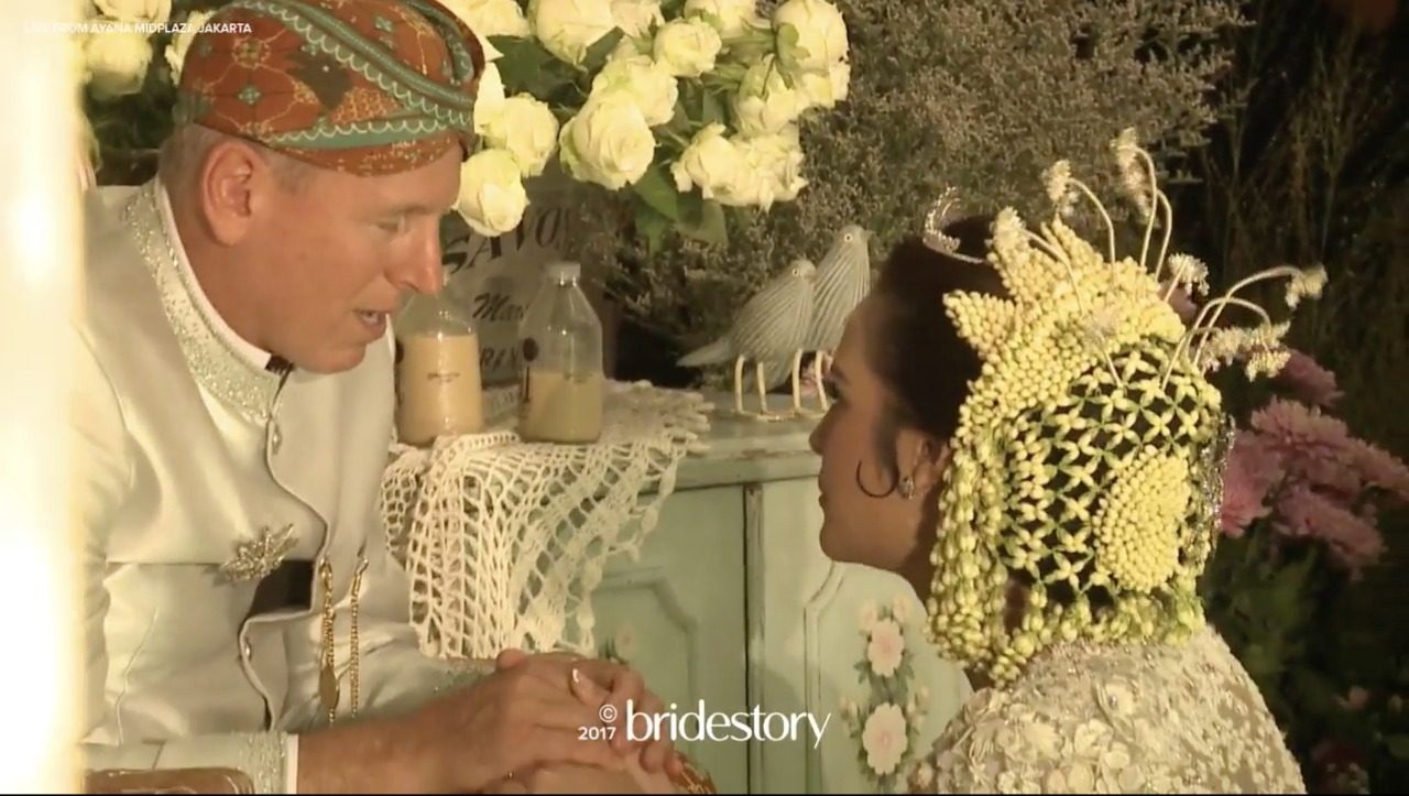 Raisa saat menjalani prosesi pernikahan dengan adat Sunda, Minggu (3/9). Foto oleh Bridestory 