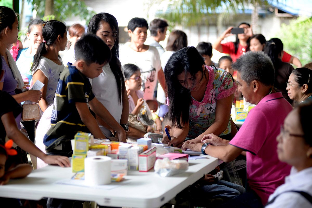 LINE UP. Parents and children line up for the free medicines and consultation. Photo by Maria Tan/Rappler 