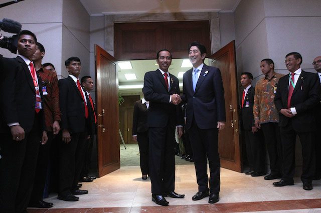 Presiden Jokowi menyambut PM Jepang Shinzo Abe di KAA, Jakarta, 22 April 2015. Foto oleh Wahyu Saputro/aacc/Rappler 