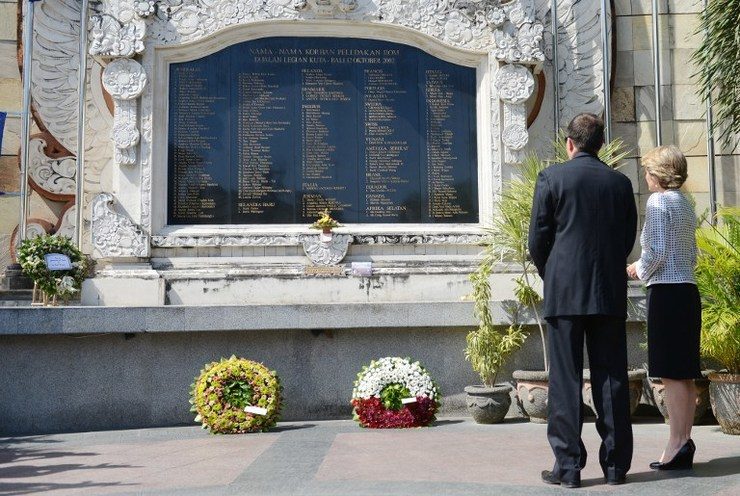BALI BOMBING. Australian Foreign Minister Julie Bishop (R) visits Bali bombing monument in Kuta on Bali island on November 8, 2013. The 2002 blast, blamed on the militant Jemaah Islamiyah, killed 202 people. File photo by AFP