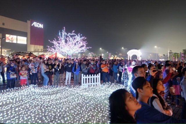 Para pengunjung AEON Mall BSD City yang sedang melihat festival kembang api yang berada di AEON Mall BSD City. Foto oleh ANTARA 