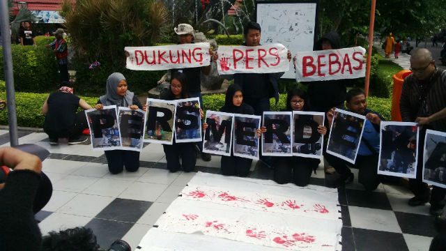 PERS BEBAS. Jurnalis dari berbagai media di Surabaya, Jawa Timur, merayakan Hari Kebebasan Pers Dunia di depan Kebun Binatang Surabaya pada 3 Mei 2016. Foto oleh Martudji/Rappler 
