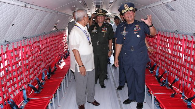 TOUR FOR TOP SECURITY OFFICERS: Air Force chief Lieutenant General Jeffrey Delgado (in blue) tours Defense Secretary Voltaire Gazmin (in white) and AFP chief General Gregorio Catapang Jr (in green) 