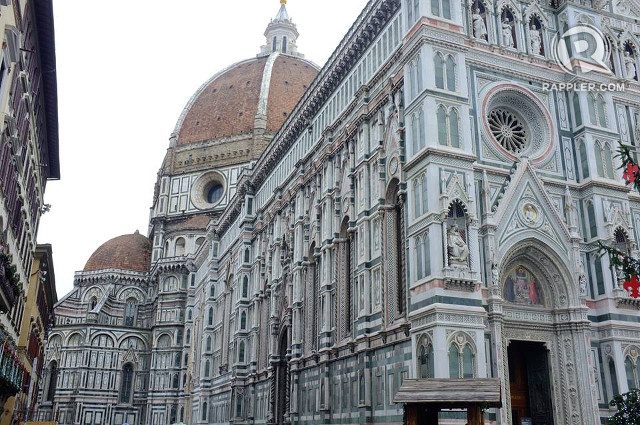 IL DUOMO.  Katedral Florence, juga dikenal sebagai Santa Maria del Fiore, adalah salah satu gereja terbesar dan dirancang paling rumit yang mungkin pernah Anda lihat  
