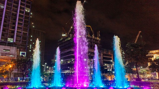 UPTOWN MALL'S FOUNTAIN. The light show begins at 6 pm every day. Photo by Karen Dela Fuente/Rappler 