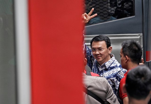 Terpidana kasus penistaan agama Basuki Tjahaja Purnama atau Ahok melambaikan tangan saat tiba di rumah tahanan LP Cipinang, Jakarta, Selasa, 9 Mei. Foto oleh Ubaidillah/ANTARA 