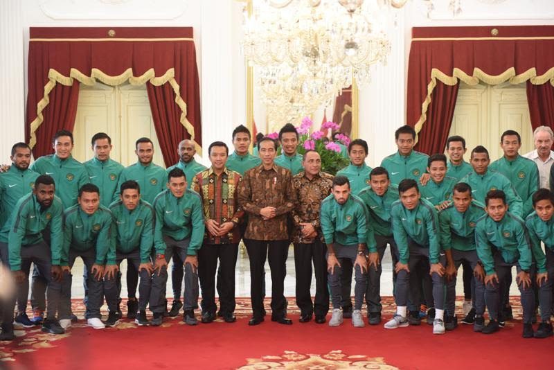 FOTO: Presiden Jokowi jamu timnas Indonesia di Istana