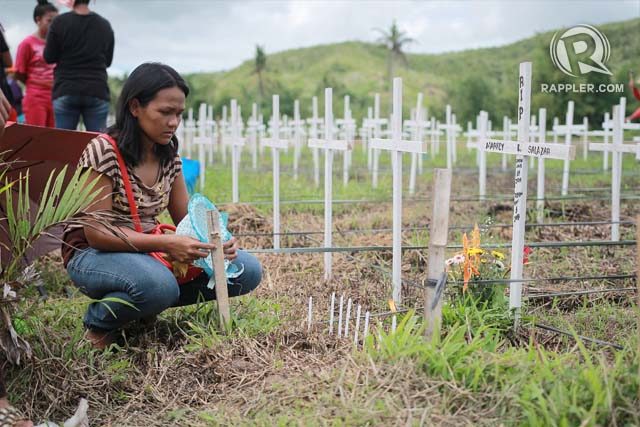 REMEMBERING THE DEAD. Survivors of Super Typhoon Yolanda (Haiyan) light candles for Yolanda victims on November 1, 2014, during All Saints' Day. Photo by Franz Lopez/Rappler