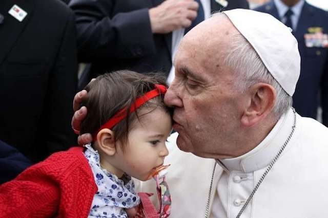 COMMON PRACTICE. Pope Francis kisses a baby girl during his trip to Fatima in May 2017. File photo from the Catholic News Agency 
