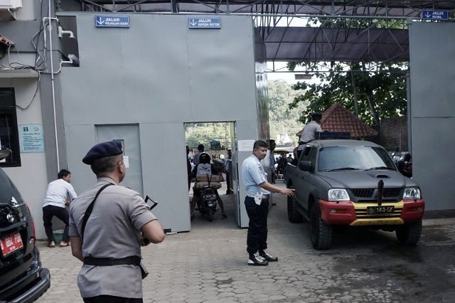 TO NUSAKAMBANGAN. Indonesian policemen arrive to cross to Nusakambangan island at the Cilacap port, the only gate to Indonesia's highest security Nusakambangan prison in Cilacap on July 25, 2016. Photo by Bayu Nur/AFP  