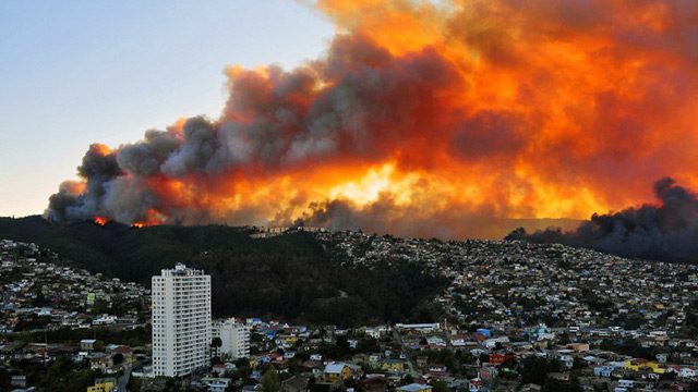 Thousands evacuated, 12 dead in Chile blaze