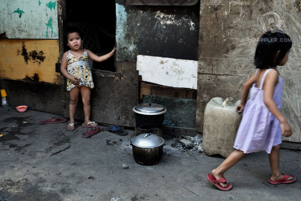 HUNGER, POVERTY. Many Filipino households living under poverty worry about putting food on their plates on a daily basis. File photo by Rappler  