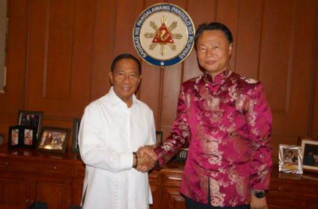 BOOSTING TIES. Chinese Ambassador to the Philippines Zhao Jianhua (right) pays a courtesy visit to Philippine Vice President Jejomar Binay (left) on April 15, 2014. Binay supports bilateral talks with China. Photo courtesy of the Chinese Embassy in the Philippines  