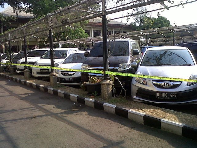 Mobil-mobil mewah milik Chep Hernawan yang disita Kepala Sub Direktorat Keamanan Negara Polda Jawa Barat, Senin, 29 Juni 2015. Foto oleh Yuli Saputra/Rappler 