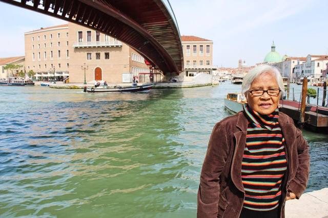 Nenek penulis saat berada di Venesia. Foto oleh Don Kevin Hapal. 