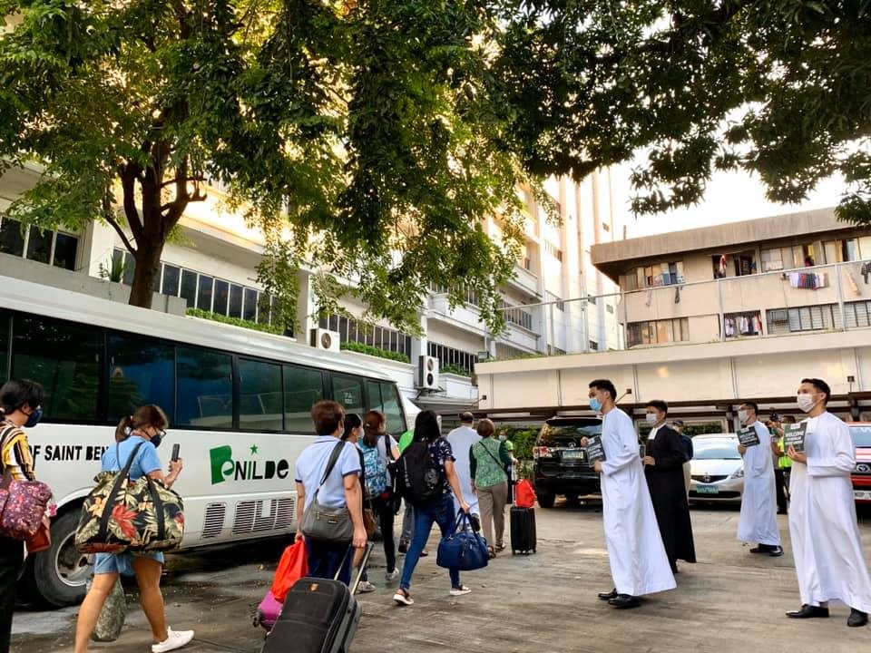 KADA-UNO. The De La Salle-College of Saint Benilde welcomes 60 healthcare workers from the Philippine General Hospital as part of their campaign. Photo courtesy of the De La Salle Philippines  